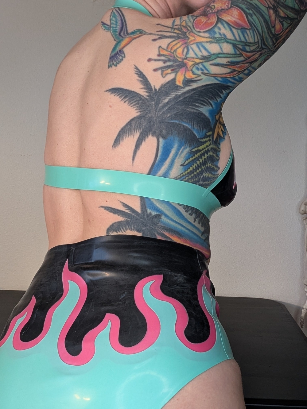 Latex Bikini - Picture 5 of 9